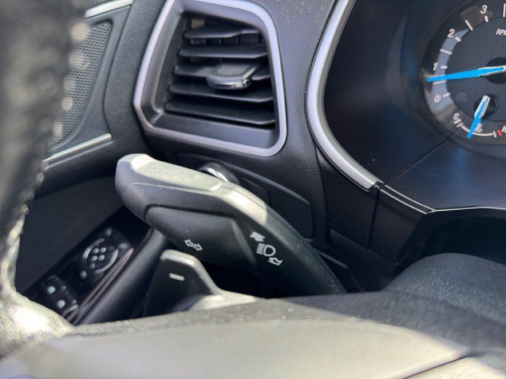 Used 2018 Ford Edge SEL FWD image 32