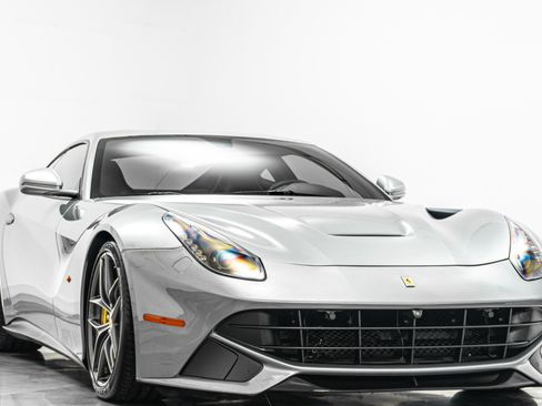 Used 2016 Ferrari F12 Berlinetta RWD image 3