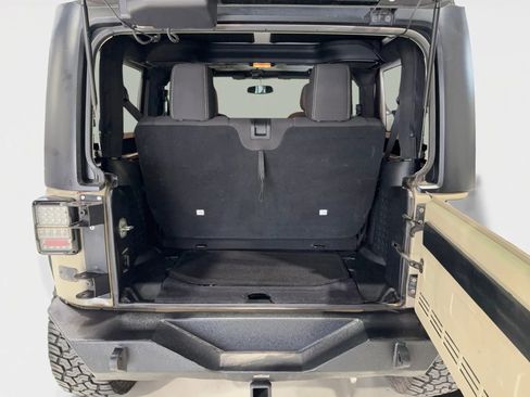 Used 2018 Jeep Wrangler Rubicon w/ Power Convenience Group image 14