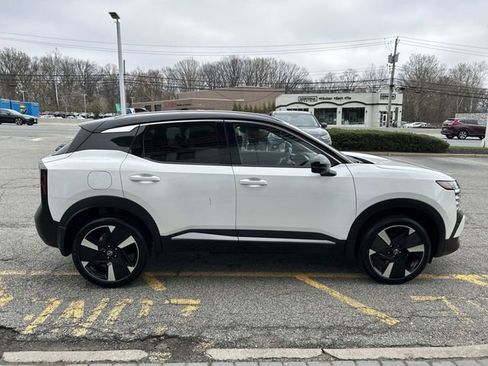 Used 2025 Nissan Kicks SR FWD image 9