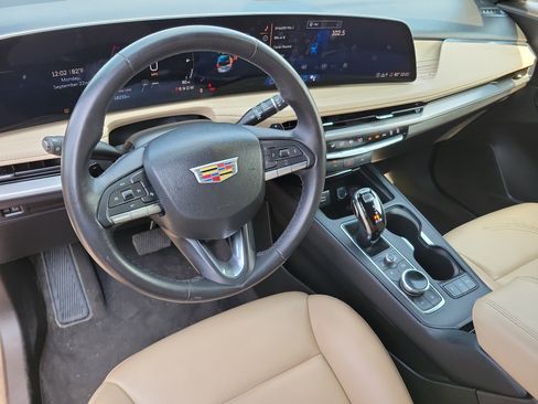 Used 2025 Cadillac XT4 Premium Luxury image 2