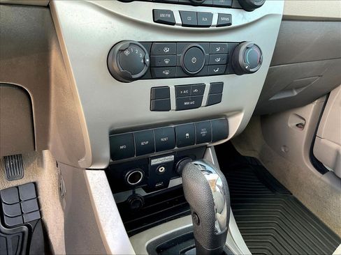 Used 2010 Ford Focus SE FWD image 16