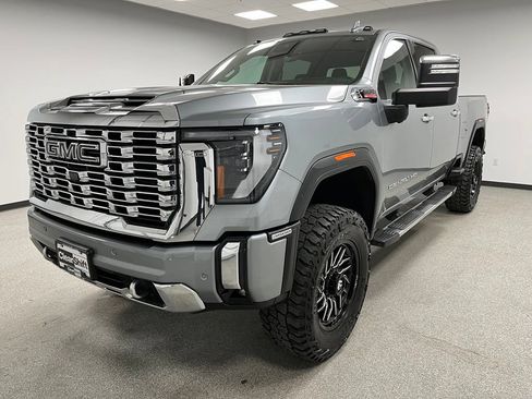 Used 2024 GMC Sierra 3500 Denali w/ Technology Package AWD/4WD image 4