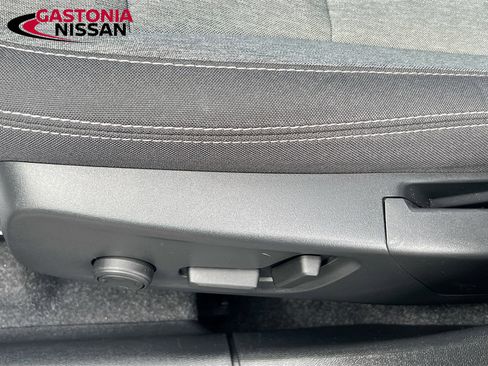 Used 2024 Volvo XC40 B5 Core image 26