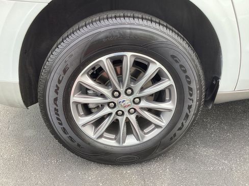 Used 2024 Buick Enclave Premium image 24