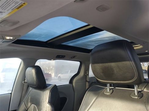 Used 2018 Chrysler Pacifica Limited image 17