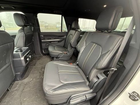 Used 2024 Ford Expedition Platinum image 11