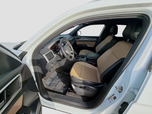 Used 2022 Volkswagen Atlas Cross Sport SE FWD image 18