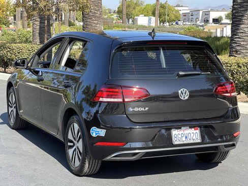 Used 2018 Volkswagen e-Golf SE w/ DC Fast Charging Package image 2