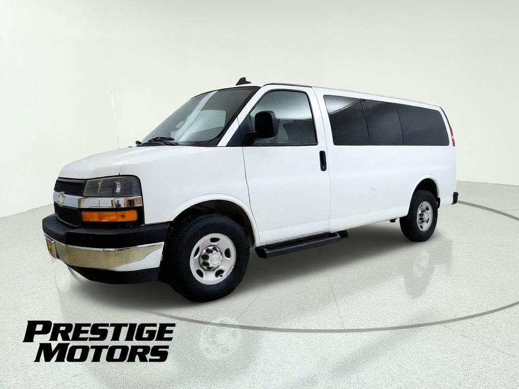 Used 2018 Chevrolet Express 3500 LT w/ LT Preferred Equipment Group RWD image 3