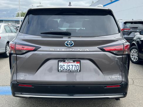Used 2023 Toyota Sienna Limited AWD/4WD image 5