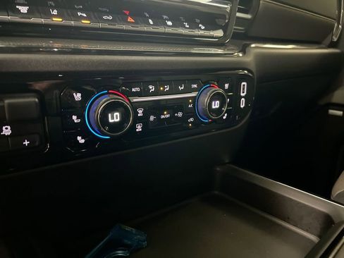 Used 2025 Chevrolet Silverado 2500 ZR2 w/ Technology Package image 16