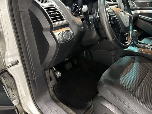 Used 2016 Ford Explorer XLT w/ Equipment Group 201A FWD image 10