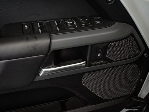 Used 2023 Land Rover Defender 110 X-Dynamic SE image 31