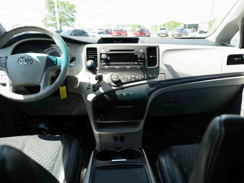 Used 2013 Toyota Sienna SE FWD image 20