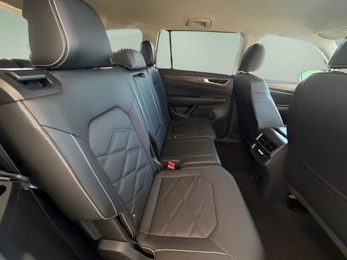 Used 2025 Volkswagen Atlas SE image 35