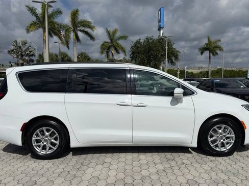 Used 2022 Chrysler Pacifica Touring-L FWD image 15