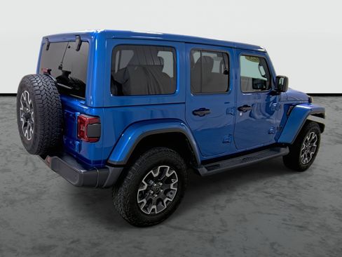 Used 2025 Jeep Wrangler Unlimited Sahara AWD/4WD image 4