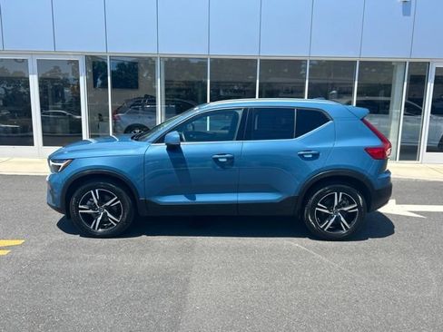Used 2025 Volvo XC40 B5 Core AWD/4WD image 2