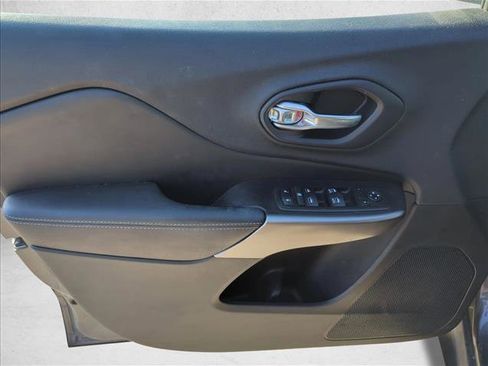 Used 2019 Jeep Cherokee Latitude Plus FWD image 6