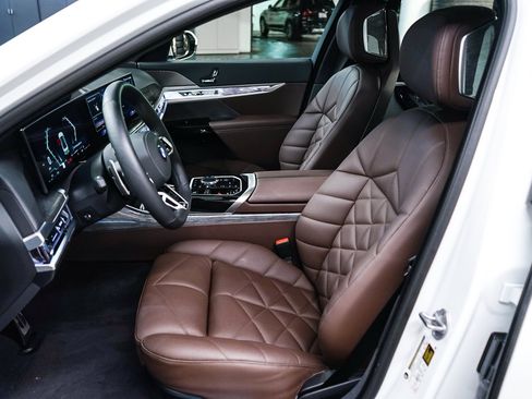 Used 2025 BMW 740i w/ Premium Package RWD image 17