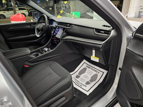 New 2025 Jeep Grand Cherokee Laredo w/ Luxury Tech Group I RWD image 29