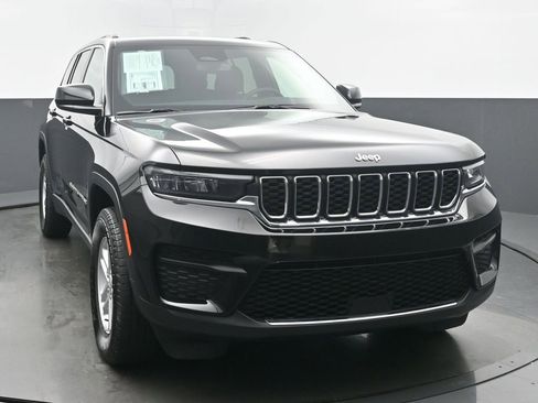 Used 2024 Jeep Grand Cherokee Laredo AWD/4WD image 8