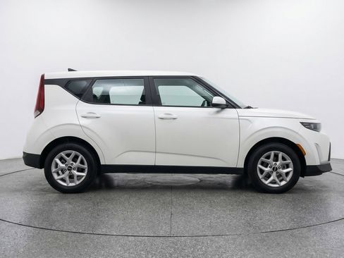 Used 2025 Kia Soul LX w/ LX Technology Package FWD image 11