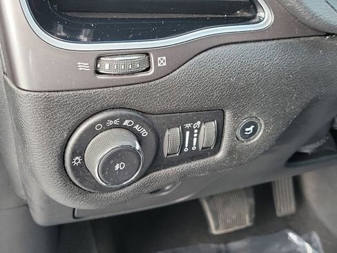 Used 2019 Jeep Cherokee Limited image 24