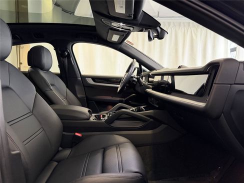 Certified 2025 Porsche Cayenne Coupe image 16