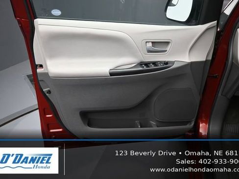 Used 2017 Toyota Sienna LE FWD image 23