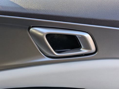 Used 2024 Kia Carnival LX image 33