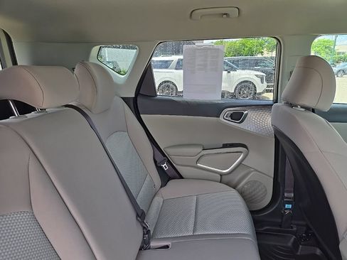 Certified 2025 Kia Soul LX w/ LX Technology Package FWD image 28