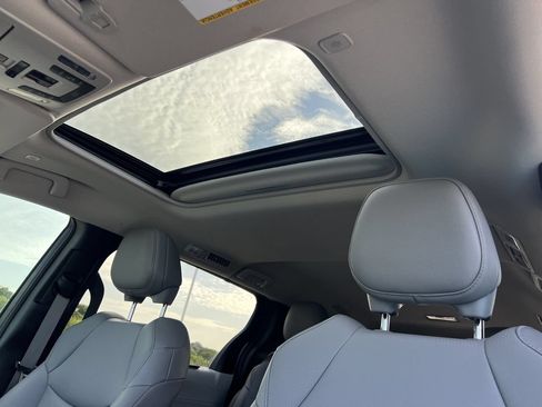 Used 2025 Toyota Sienna XLE FWD image 25