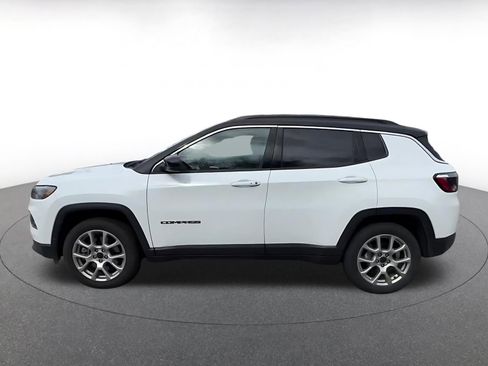 Used 2025 Jeep Compass Limited image 9