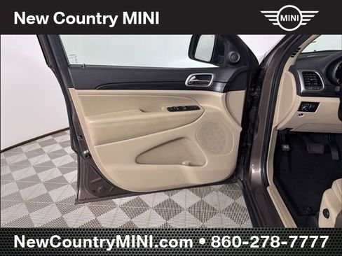 Used 2020 Jeep Grand Cherokee Laredo image 12