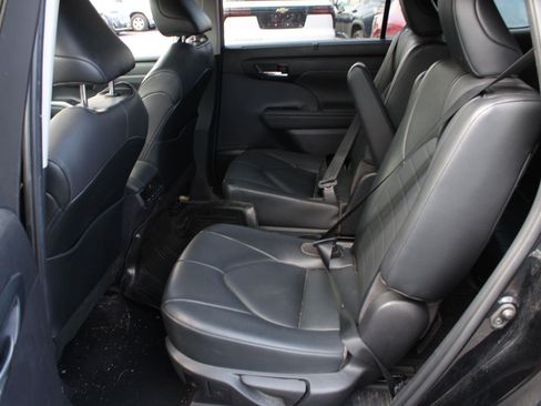 Used 2021 Toyota Highlander XLE AWD/4WD image 17