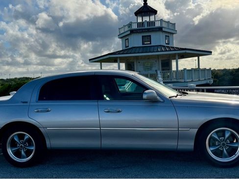 Used 2010 Lincoln Town Car Signature Limited RWD image 4