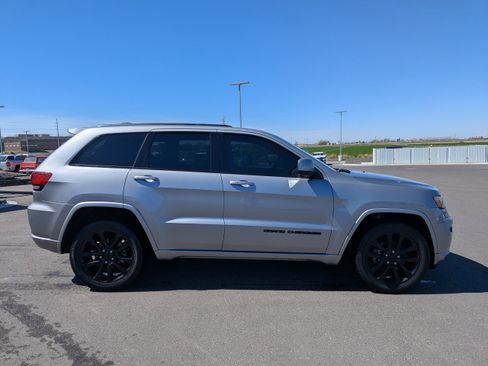 Used 2017 Jeep Grand Cherokee Altitude image 4