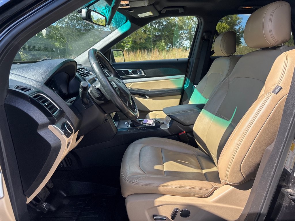Used 2017 Ford Explorer XLT w/ Equipment Group 202A FWD image 11