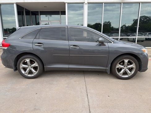 Used 2010 Toyota Venza FWD image 4
