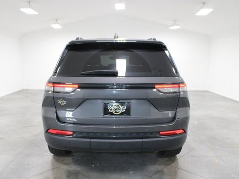 Used 2022 Jeep Grand Cherokee Altitude RWD image 9