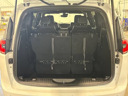 Used 2025 Chrysler Pacifica Select FWD image 28