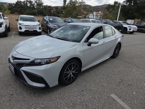 Used 2024 Toyota Camry SE FWD image 1