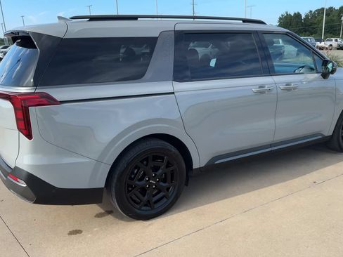 Used 2025 Kia Carnival SX FWD image 9