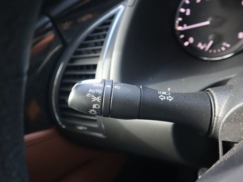 Used 2024 INFINITI QX80 Sensory image 25