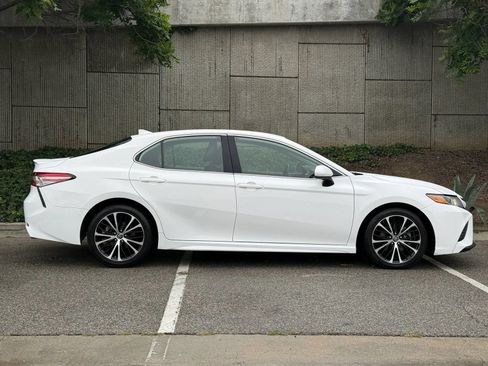 Used 2019 Toyota Camry SE w/ Carpet Mat Package FWD image 10