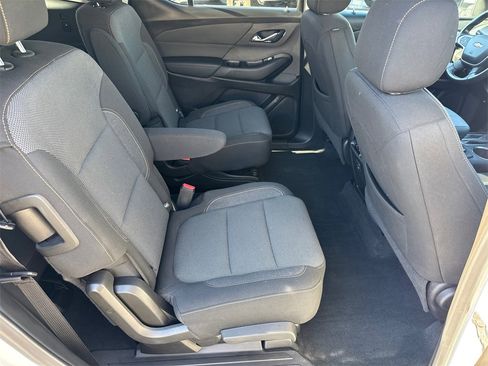 Used 2021 Chevrolet Traverse LT image 19