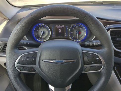 Used 2018 Chrysler Pacifica Touring w/ Tire & Wheel Group image 32