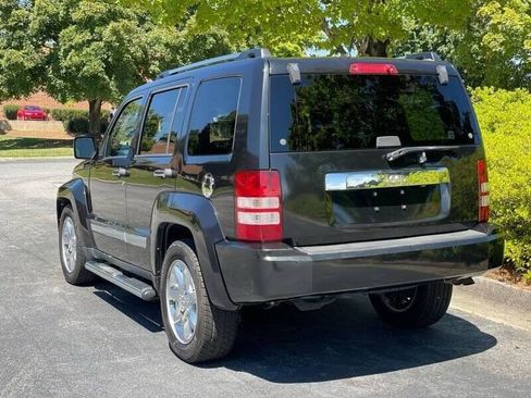 Used 2010 Jeep Liberty Limited w/ Tire & Wheel Group RWD image 5